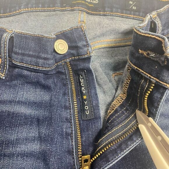 LUCKY BRAND Men’s 410 Athletic Slim Jeans Blue Tag says 36X32 Measures Shorter - Picture 9 of 10